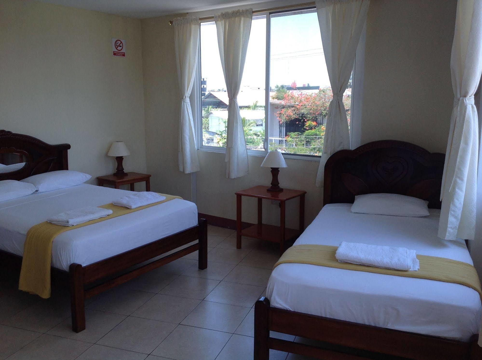 Gloria - Galápagos Inn Puerto Ayora  Exterior foto